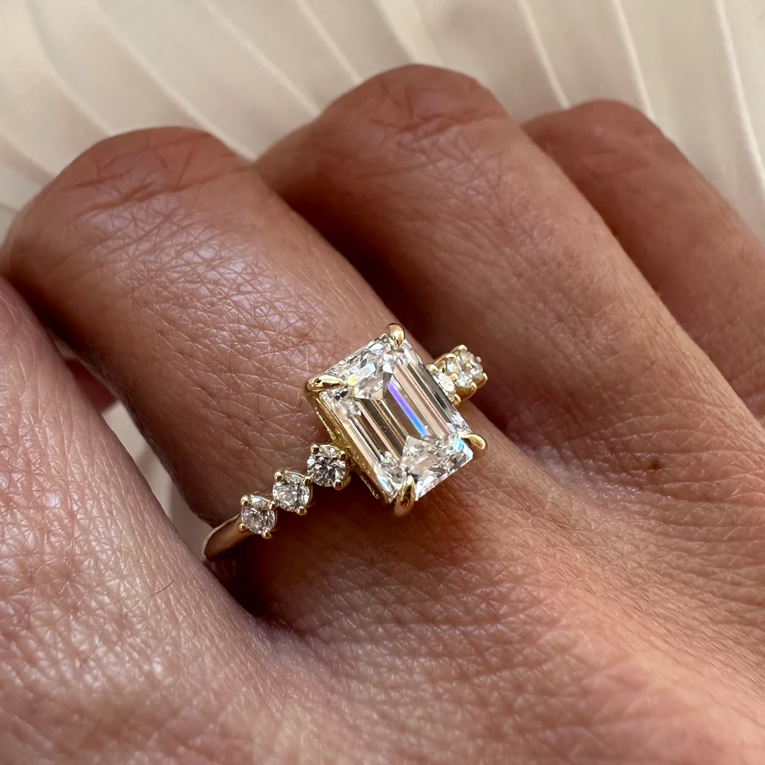 18K Yellow Gold Emerald LAB Diamond Ring with 6 small Diamonds - Image 5